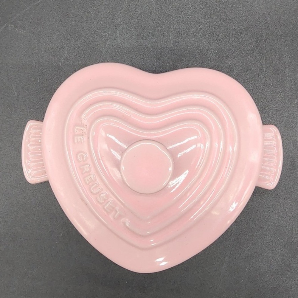 Le Creuset 4in Pink Heart Cocotte Mini Ramekin‎ Stoneware Lidded Dish Valentines